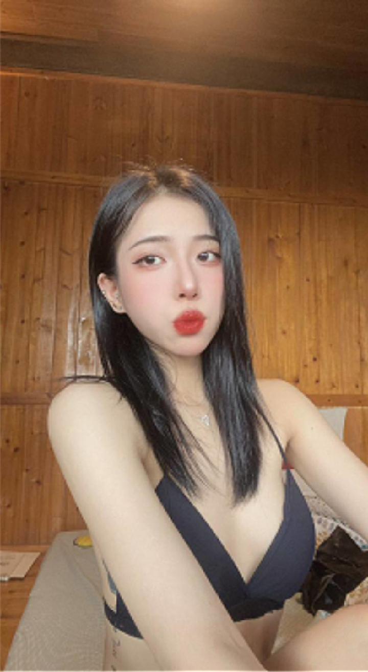 Lộ Clip Em Gái Hứng Tình Thủ Dâm Banh Đít Trong Nhà Vệ Sinh