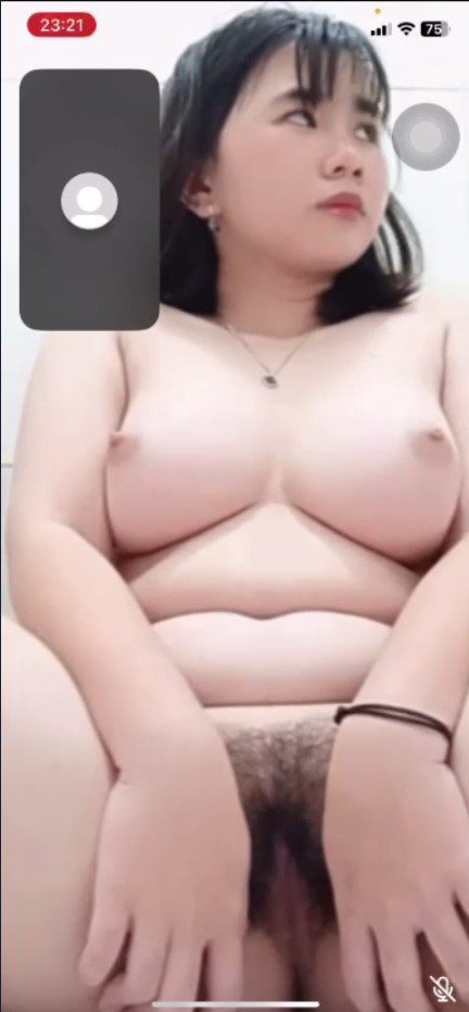 Hồng Ngọc Slave Cho Em Trai Liếm Ti – P4