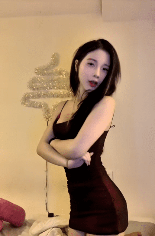 MMLive – Tiktoker Thỏ thèm cu🐰  Live Khoe Thân